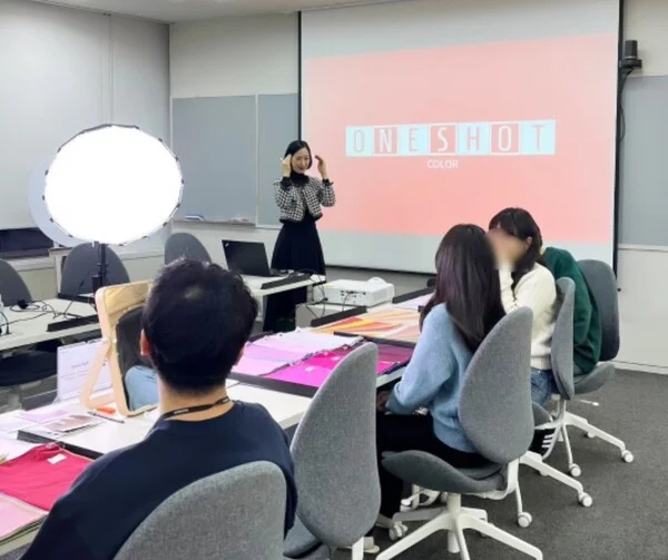 유경은 대표가 참여자들과 함께 진행하는 원샷컬러 강의 현장