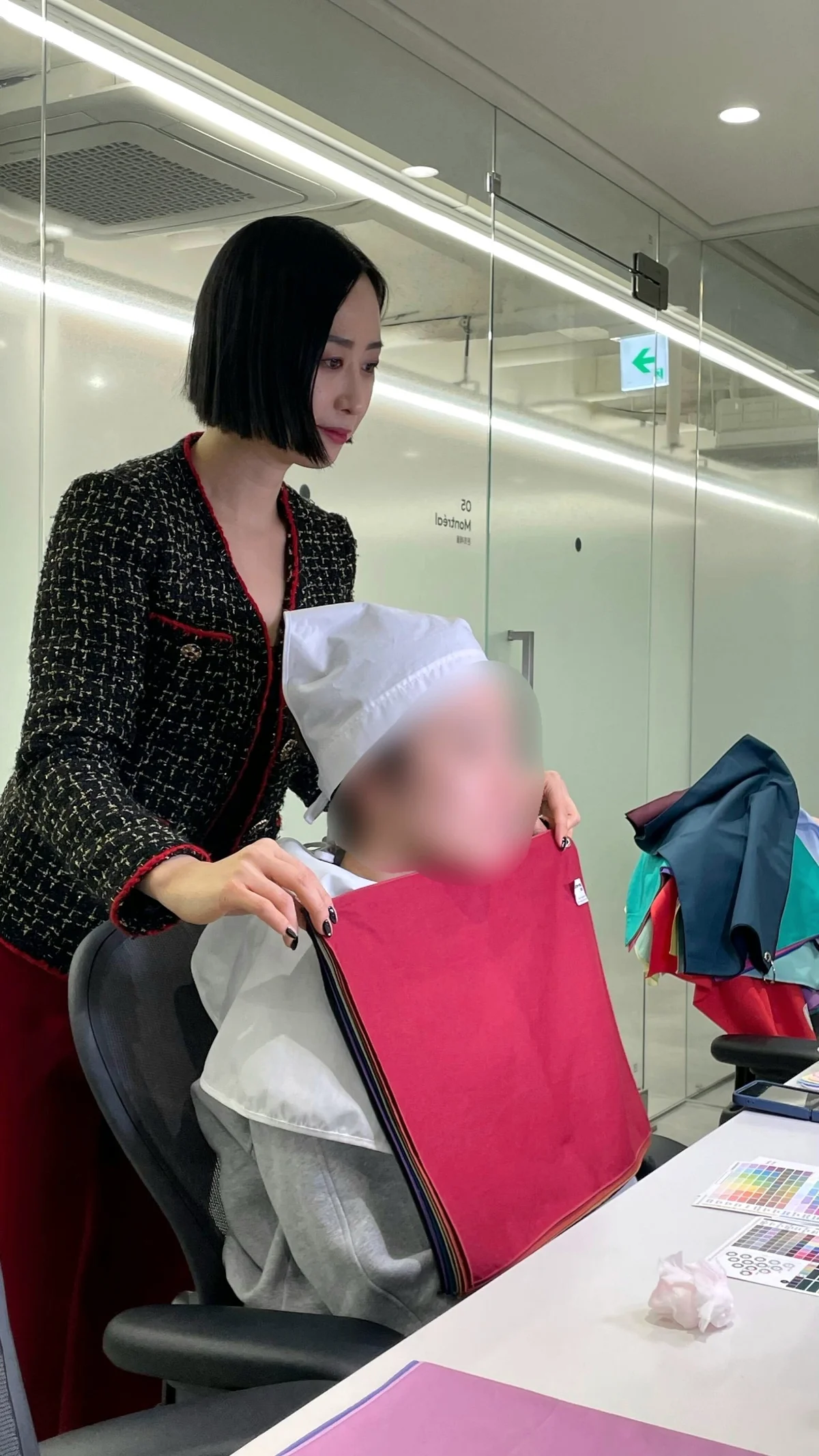 현장에서 진단천을 대어 색을 비교하는 원샷컬러 유경은 대표