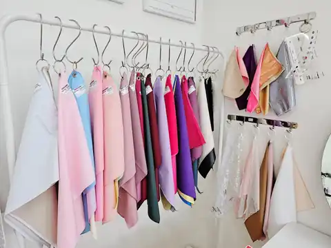 색천과 도구가 놓인 상담 공간