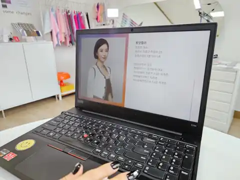 고객과 색천을 비교하는 상담 장면