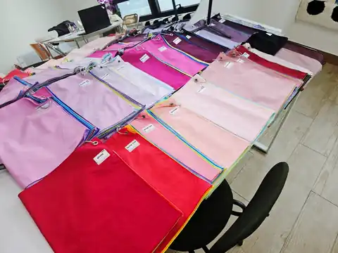 고객과 색천을 비교하는 상담 장면