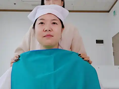고객과 색천을 비교하는 상담 장면