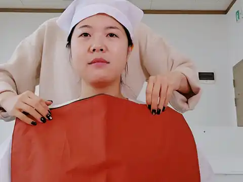 고객과 색천을 비교하는 상담 장면