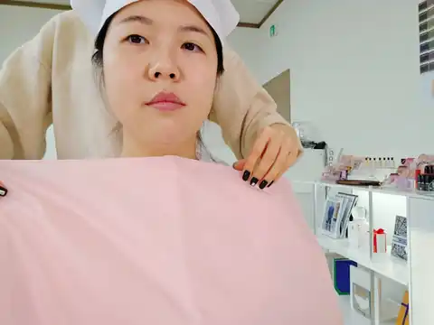 고객과 색천을 비교하는 상담 장면