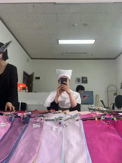 색천과 도구가 놓인 상담 공간