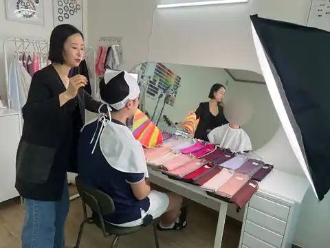 고객과 색천을 비교하는 상담 장면