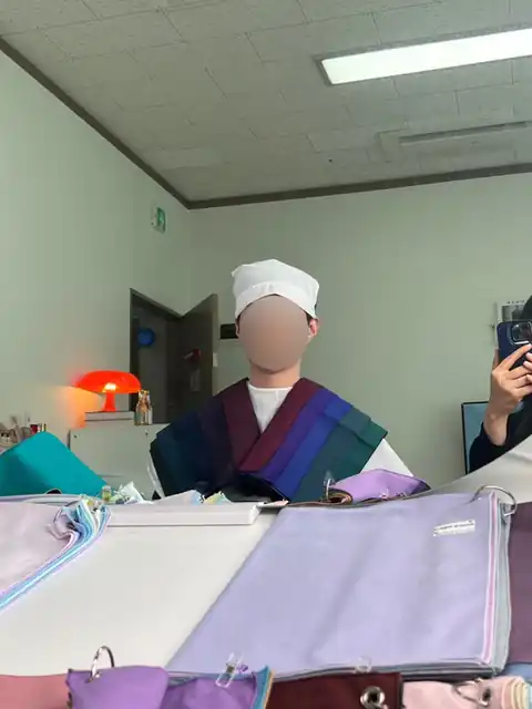 고객과 색천을 비교하는 상담 장면