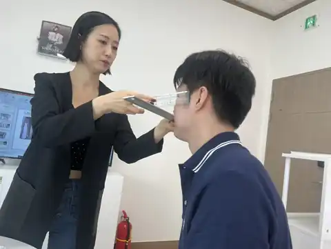고객과 색천을 비교하는 상담 장면