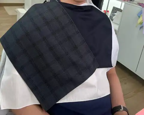 고객과 색천을 비교하는 상담 장면
