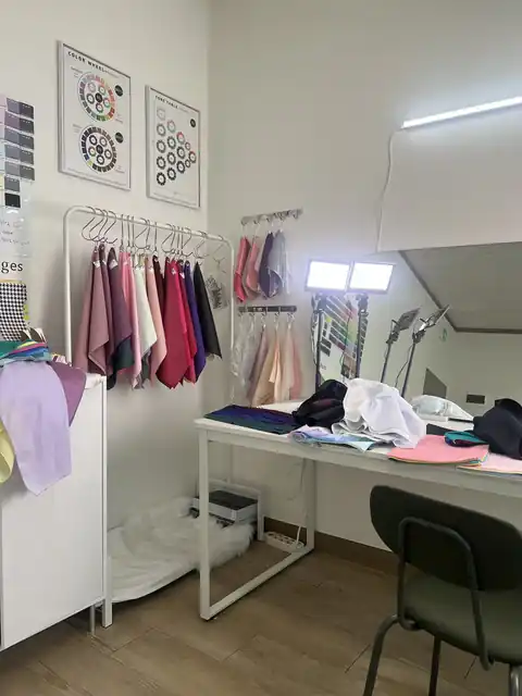 색천과 도구가 놓인 상담 공간