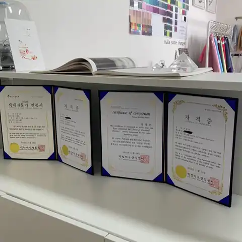 색천과 도구가 놓인 상담 공간