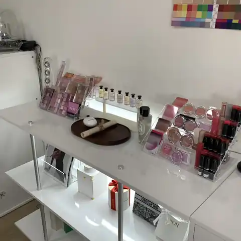 색천과 도구가 놓인 상담 공간