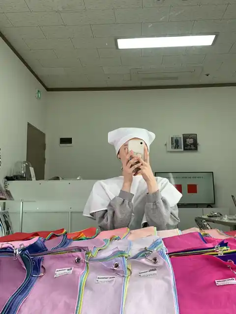 고객과 색천을 비교하는 상담 장면