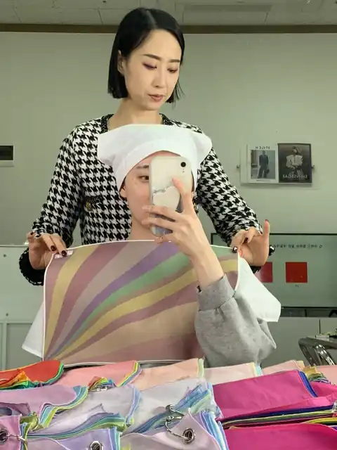 고객과 색천을 비교하는 상담 장면