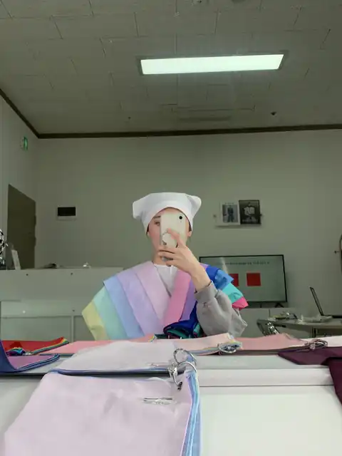 고객과 색천을 비교하는 상담 장면