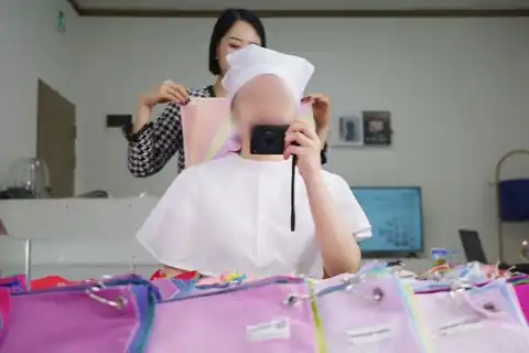 고객과 색천을 비교하는 상담 장면