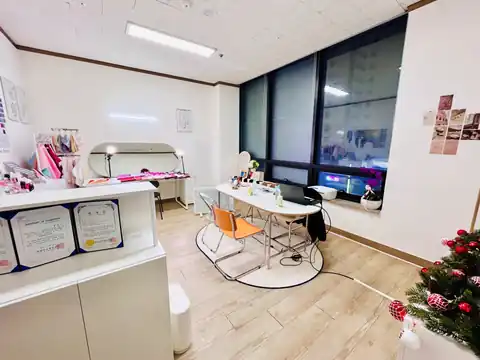 색천과 도구가 놓인 상담 공간