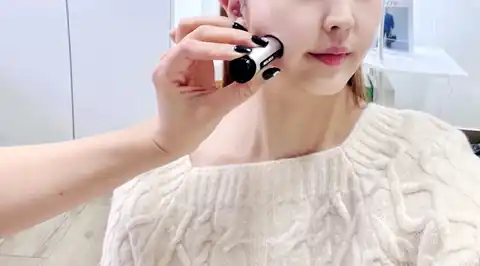 고객과 색천을 비교하는 상담 장면