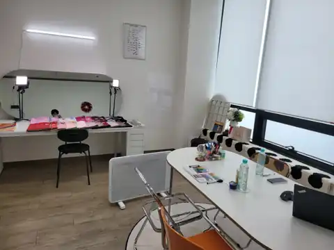 색천과 도구가 놓인 상담 공간