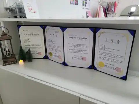 색천과 도구가 놓인 상담 공간