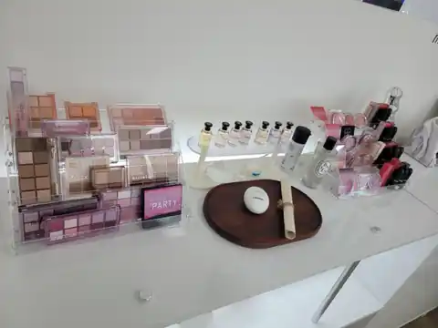 색천과 도구가 놓인 상담 공간