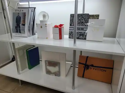 색천과 도구가 놓인 상담 공간