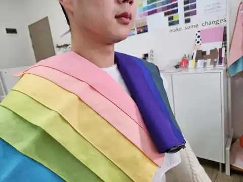 고객과 색천을 비교하는 상담 장면