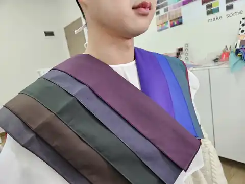 고객과 색천을 비교하는 상담 장면