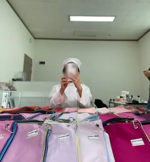 고객과 색천을 비교하는 상담 장면