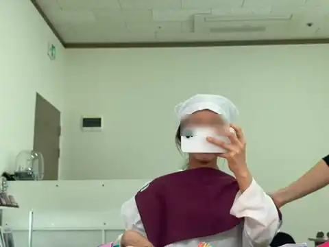 고객과 색천을 비교하는 상담 장면