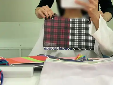 고객과 색천을 비교하는 상담 장면