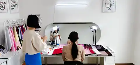 고객과 색천을 비교하는 상담 장면