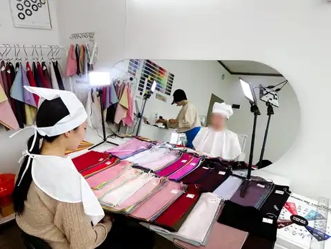 고객과 색천을 비교하는 상담 장면