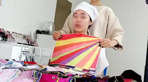 고객과 색천을 비교하는 상담 장면