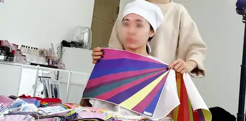 고객과 색천을 비교하는 상담 장면