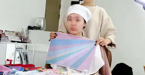 고객과 색천을 비교하는 상담 장면