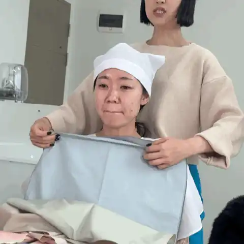 고객과 색천을 비교하는 상담 장면