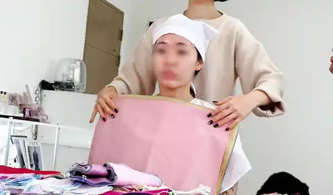 고객과 색천을 비교하는 상담 장면