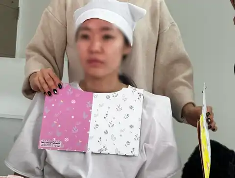 고객과 색천을 비교하는 상담 장면