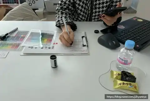 고객과 색천을 비교하는 상담 장면