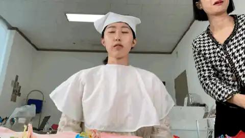 고객과 색천을 비교하는 상담 장면