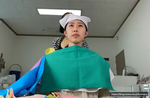고객과 색천을 비교하는 상담 장면