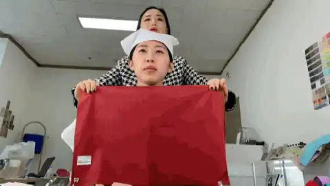 고객과 색천을 비교하는 상담 장면