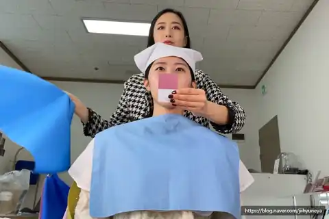 고객과 색천을 비교하는 상담 장면