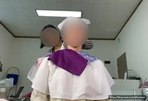 고객과 색천을 비교하는 상담 장면