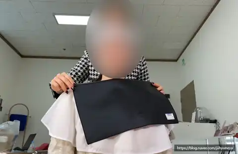 고객과 색천을 비교하는 상담 장면