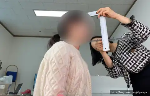 고객과 색천을 비교하는 상담 장면
