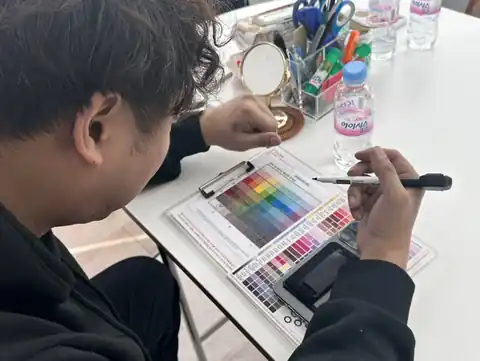 고객과 색천을 비교하는 상담 장면