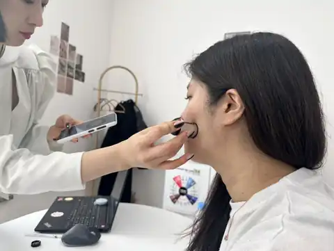 고객과 색천을 비교하는 상담 장면