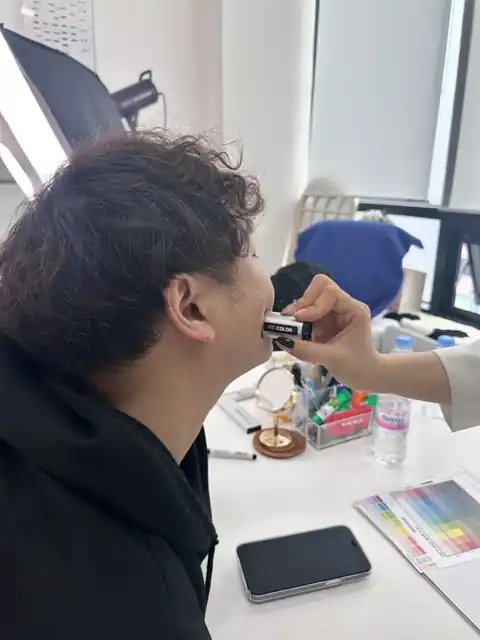 고객과 색천을 비교하는 상담 장면